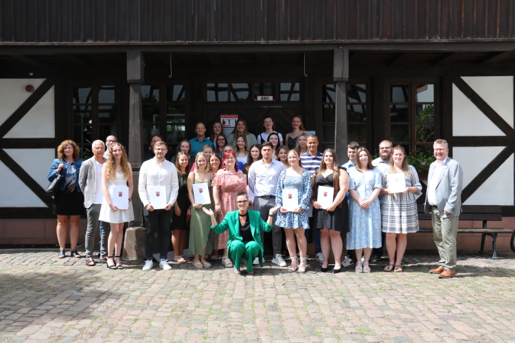 Die frisch gebackenen Verwaltungsfachangestellten mit ihren Prüferinnen und Prüfern im Innenhof des Stadtmuseums. © Kreisverwaltung Kaiserslautern