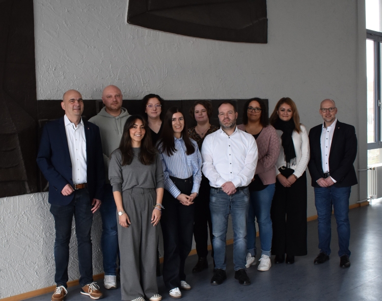 Das Team der Zentralen Ausländerbehörde mit Bürgermeister Manfred Schulz (links) und Referatsleiter Andreas Adelmann (rechts). © Stadt Kaiserslautern