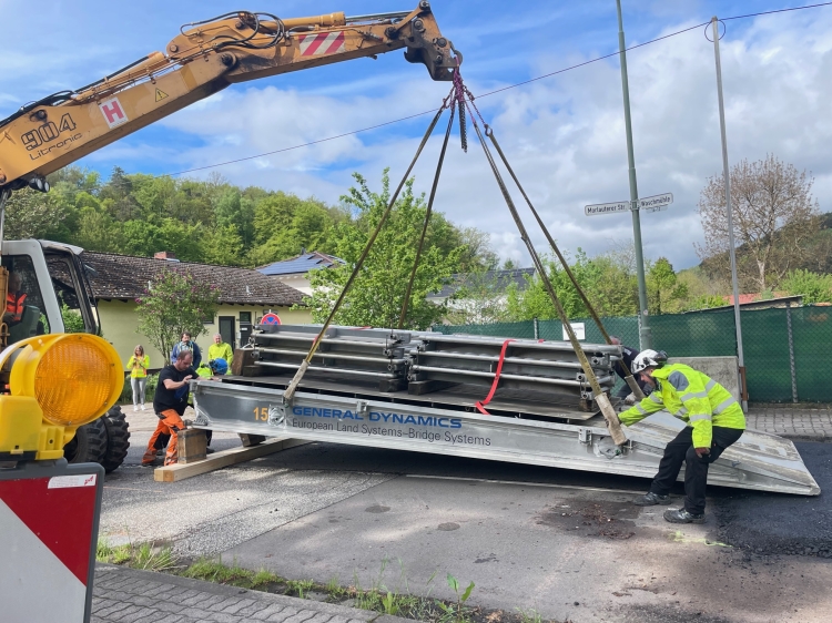 Die mobile Brücke über den Eselsbach auf Höhe der Waschmühle wird installiert  © Stadt Kaiserslautern