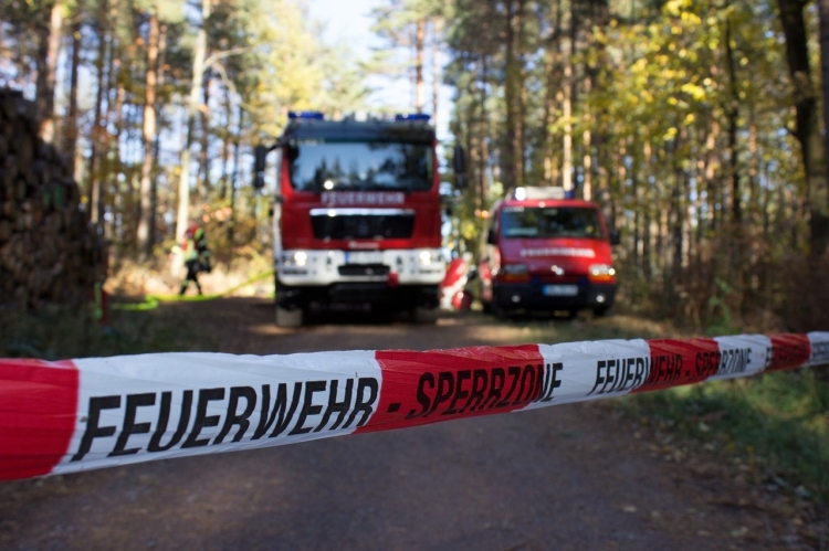 Wenn es im Wald brennt, muss die Feuerwehr schnell anrücken - deshalb bitte keine Waldwege zuparken © pixabay.com