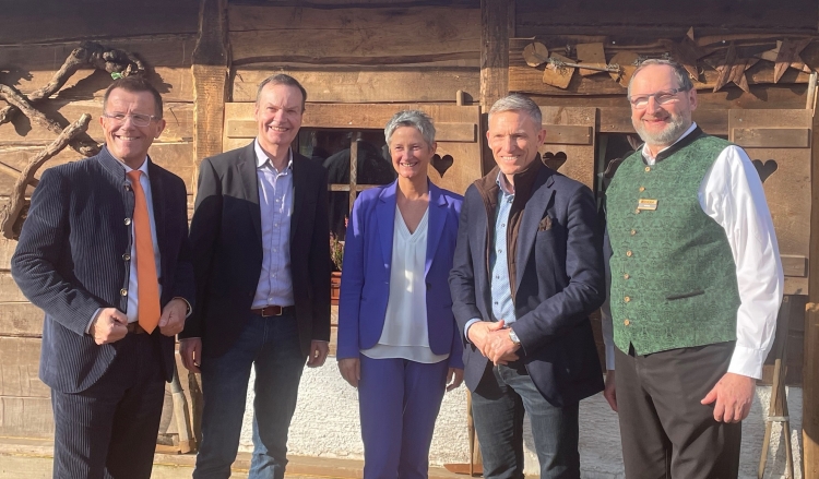 Gereon Haumann und Alf Schulz (links und rechts) mit Oberbürgermeisterin Beate Kimmel und Landrat Ralf Leßmeister (2.v.r.). Philip Pongratz (2.v.l.), Co-Geschäftsführer der WFK, ist seitens des Landkreises für den Bereich Tourismus zuständig.  © Stadt Kaiserslautern