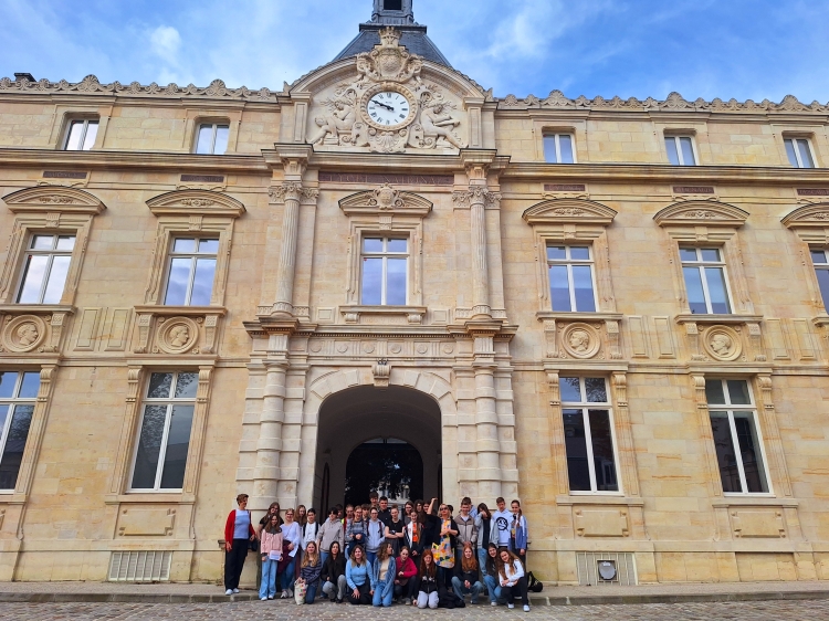 Ein Teil der Schülergruppe vom Rittersberg vor dem imposanten Collège Université in Reims. © Gymnasium am Rittersberg