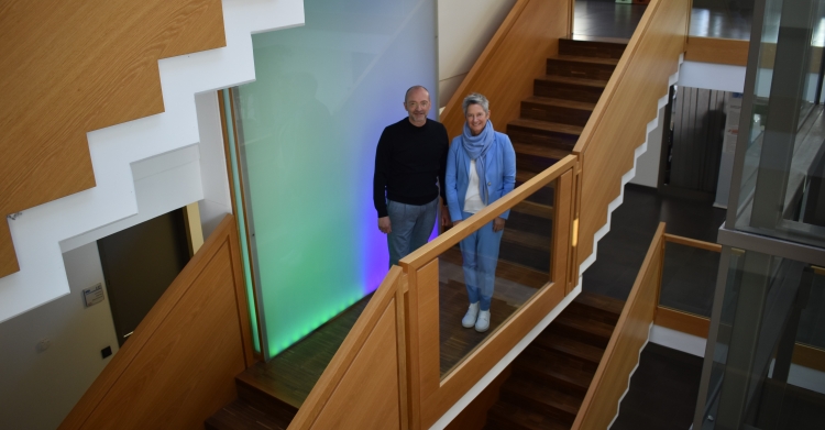 Andreas Dengel und Beate Kimmel auf der Treppe im DFKI. © Stadt Kaiserslautern