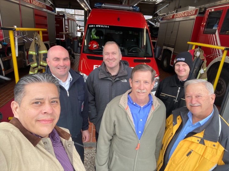 Das Foto zeigt in der vorderen Reihe Sam Pena, Fire Chief Houston/Texas, Mike Pritchard, Branch Chief - US Fire Administration Emmitsburg/Maryland und Mike Stallings, Retired Division Chief - City of Rocky Mount (North Carolina) Fire Department, in der hinteren Reihe Ralf Rheinheimer (Feuerwehr Kaiserslautern), Matt Thorpe, Battalion Chief/Watch Manager RAF Mildenhall und Carsten Berberich von der US-Feuerwehr Ramstein. © Sam Pena / Stadt Kaiserslautern