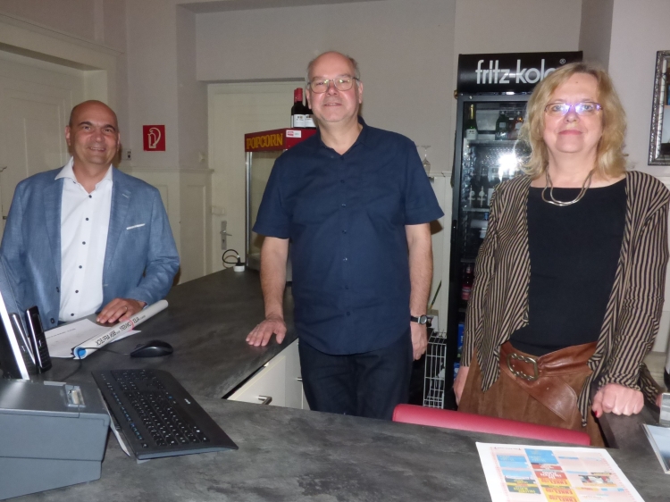 Bürgermeister Manfred Schulz, Stefan Sprengart und Ursula Simgen-Buch an der Kinokasse. © Stadt Kaiserslautern