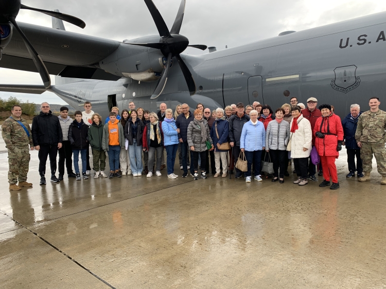 Die Teilnehmerinnen und Teilnehmer der Rundfahrt vor dem Flugzeug vom Typ Hercules. © Seniorenbeirat