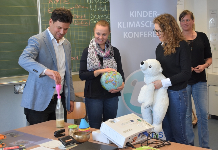 Manuel Steinbrenner beim Experiment mit Backpulver, Essig und Luftballon. Rechts daneben Diana Berg, Anja Jung und Nina Fetzer. © Stadt Kaiserslautern