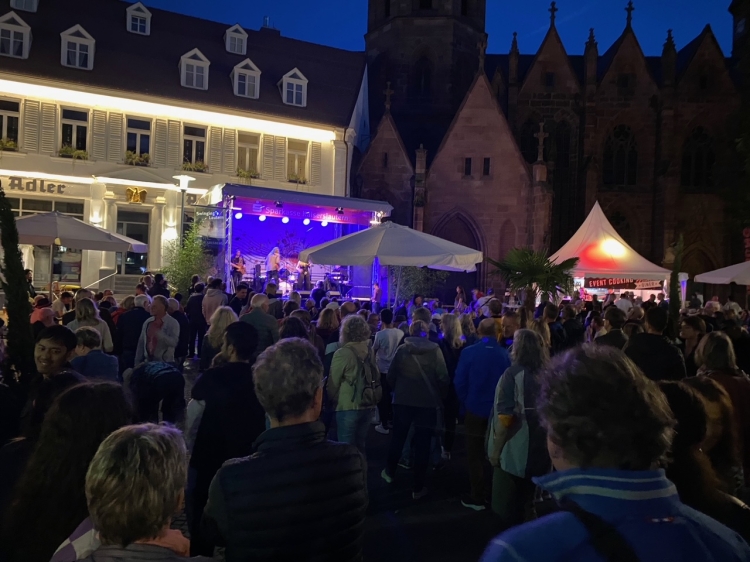 Abendliches Konzert im Rahmen des Barbarossafests vor der Adler-Apotheke. © Stadt Kaiserslautern