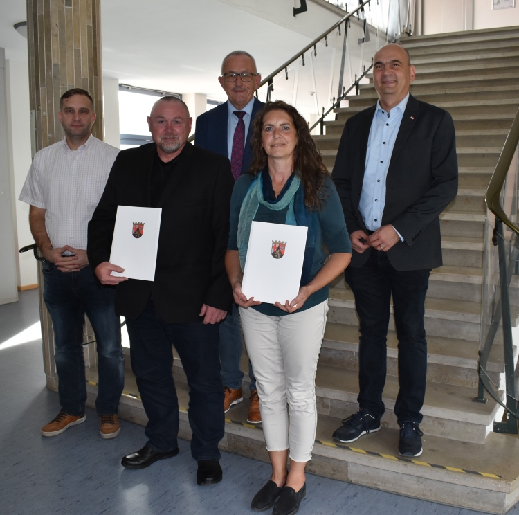 Die Jubilare und die drei Gratulanten auf der Treppe im Rathaus Nord. © Stadt Kaiserslautern