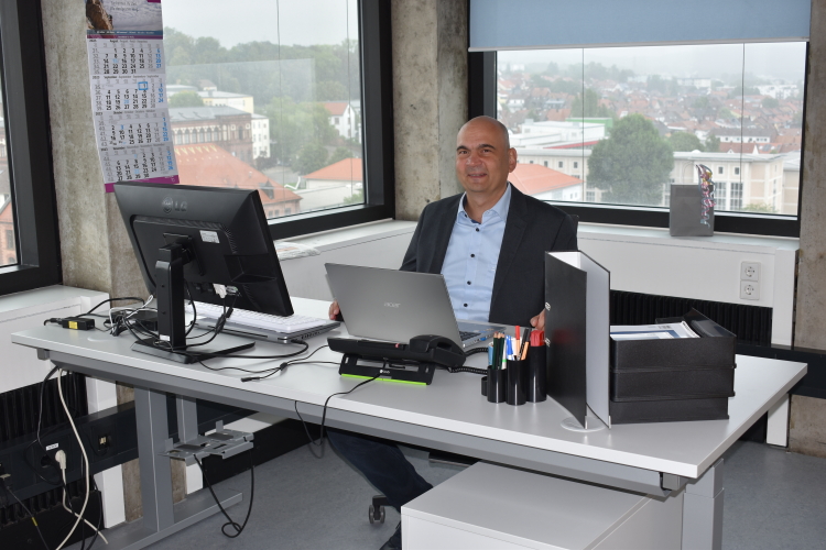 Manfred Schulz an seinem Schreibtisch. © Stadt Kaiserslautern