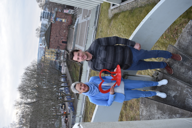 Beate Kimmel und Max Sprenger auf der Wendeltreppe an der Ostseite des Großen Ratssaals. © Stadt Kaiserslautern