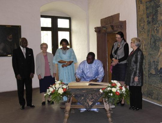 Der Botschafter der Republik Senegal trägt sich ins Goldene Buch der Stadt ein © Stadt Kaiserslautern