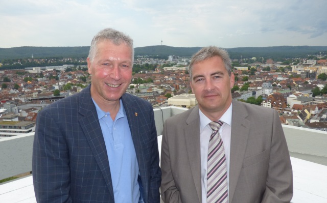 Freuen sich auf gemeinsame Aufgaben in Kaiserslautern: Baudezernent Peter Kiefer und der neue Referatsleiter Tiefbau, Sebastian Staab.  © Stadt Kaiserslautern