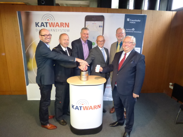 Gaben heute den offiziellen Startschuss für die Smartphone-App KATWARN in Kaiserslautern: Beigeordneter Peter Kiefer (Bildmitte) mit Vertretern der Feuerwehr, der Versicherungen und Fraunhofer FOKUS © Stadt Kaiserslautern