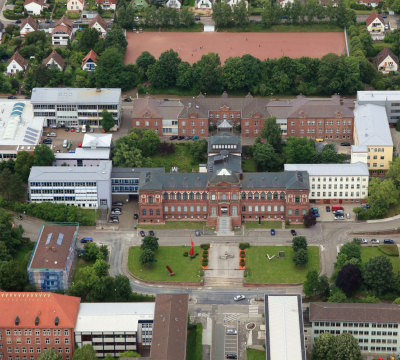 Luftaufnahme der Meisterschule (rechts) mit Pfalzgalerie