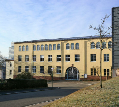 Seitenansicht der Meisterschule - gelbes Gebäude mit weißen Fenstern