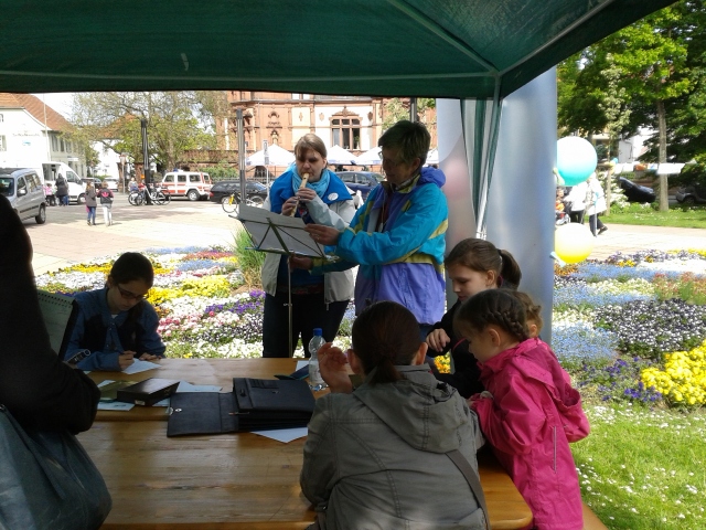 Ratespiel der Musikschule am Stand der Jugendkulturmeile beim Stadtteilfest West am 9. Mai 2015 © Gabriela Hupp