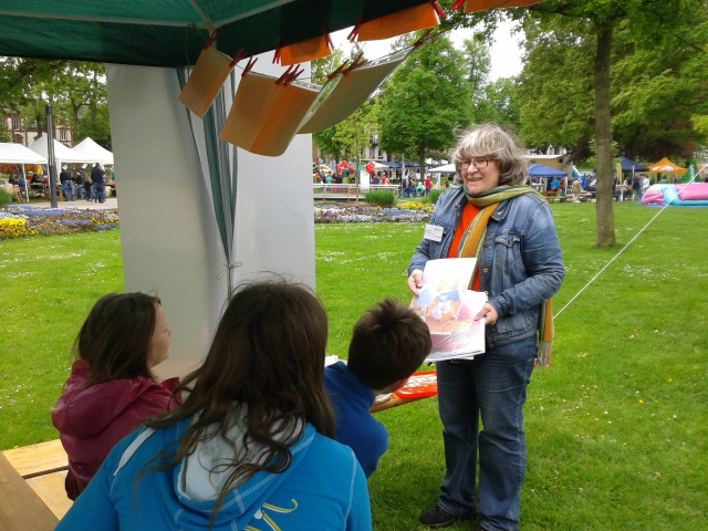 Frau Lingohr beim Ratespiel für Kinder am Stand der Jugendkulturmeile beim Stadtteilfest West am 9. Mai 2015 © Gabriela Hupp