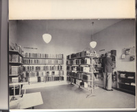Eine schwarz-weiß Aufnahme, die die Jugendbuch und Sachbuch-Abteilung zeigt. Offene Metallregale und Wandregale tragen die Bücher.