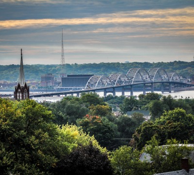 Blick auf Davenport mit Fluss, Brücke und Waldgebiet im Vordergrund