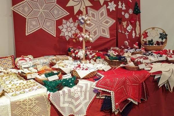 Weihnachtliche Häkeldecken. Kreative Ausstellungsstücke auf dem Kulturmarkt in der Fruchthalle.