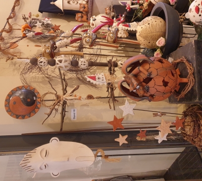 Keramik: Drachen, Masken, Vögel, Eulen, Kugeln und mehr. Kreative Ausstellungsstücke auf dem Kulturmarkt in der Fruchthalle.