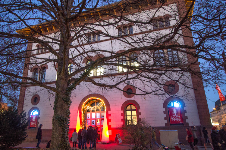 Blick auf die erleuchtete Fruchthalle bei Dunkelheit während des Kulturmarktes.  @ Stadt Kaiserslautern