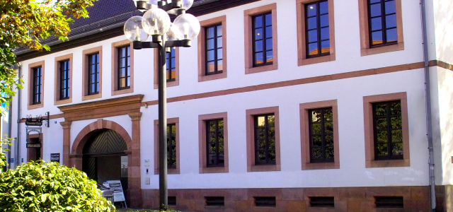 Die Außenfassade des Theodor-Zink-Museums im Sonnenschein. 