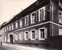 Eine schwarz-weiß Fotografie, welches das Haus in der Steinstraße 48 zeigt.