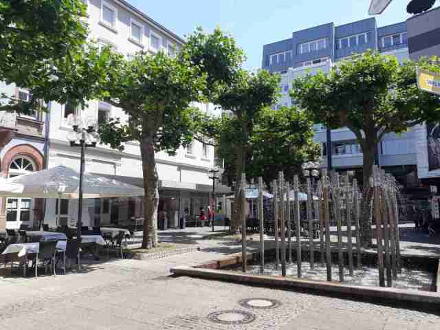 Blick auf den Schillerplatz mit Außensitzen der Restaurants und Brunnenanlage -  © Citymanagement