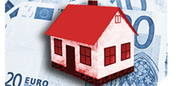 Bildmontage: Miniaturhaus auf Geldscheinen