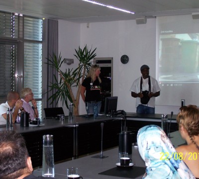 Zuhörer in einem Konferenzraum während einer Bildschirmpräsentation