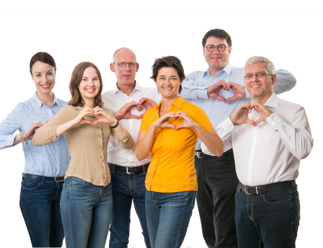 das 6-köpfige Team der KL.digital GmbH. Jede der abgebildeten  Personen formt mit den Händen ein Herz.