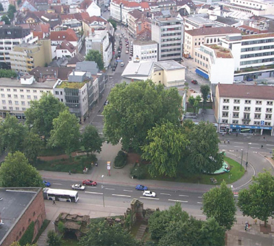 Eine Luftaufnahme vom Rathausdach auf der die Touristinfo und der grüne Streifen neben dieser zu sehen ist. 