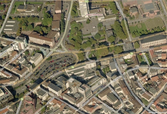 Luftaufnahme der Innenstadt mit dem ehemaligen Parkplatzgelände, welches nun der Platz für die Mall ist.