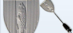 Die Stadtplakette aus Silber ist das Stadtwappen mit dem Hecht. Das Wappen ist auf einem ebenfalls silbernen, dünnen Schaft befestigt, welcher in einer kleinen Halterung mündet.