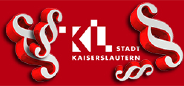 Das Logo der Stadt Kaiserslautern in weiß auf rotem Grund umgeben von Paragraphenzeichen 