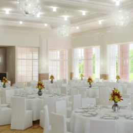 Ein großer heller Saal in strahlendem Weiß. Blumen in frühlingshaften Farben setzen farbige Akzente.