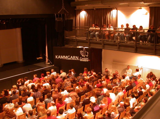 In dem gut gefüllten Raum erwartet das Publikum bereits gespannt den Start der Veranstaltung. © Kammgarn