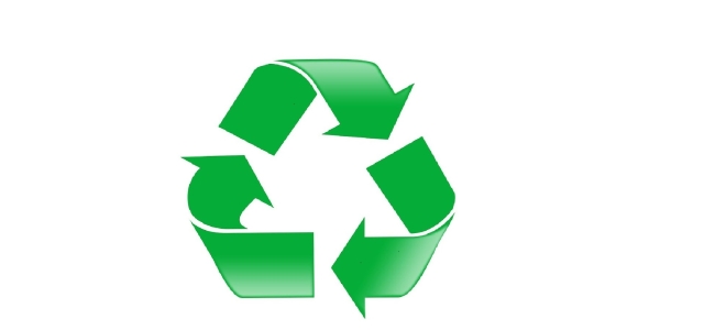 Grünes Recycling-Symbol auf weißem Hintergrund