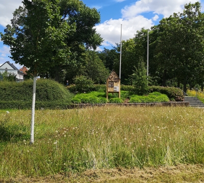 Insektenhotel am Gebäude des Referats Grünflächen in der Nähe des Hauptfriedhofes.