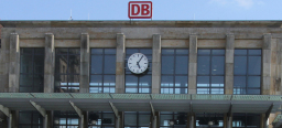 Der Hauptbahnhof Kaiserslautern mit dem Logo der Deutschen Bahn.
