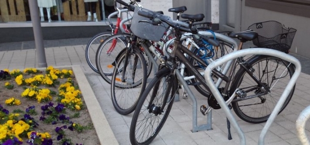 Fahrräder, die an einem Fahrradbügel stehen