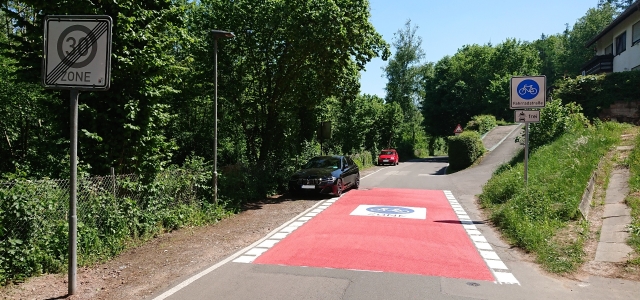 Fahrbahnmarkierung für eine Fahrradstraße in der Rütschofstraße