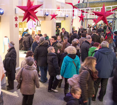 Besucher des Kulturmarkts in der weihnachtlich geschmückten Fruchthalle