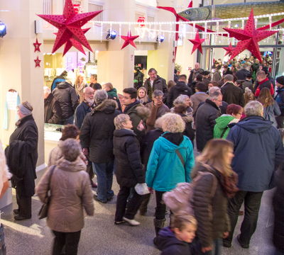 Besucher des Kulturmarkts in der weihnachtlich geschmückten Fruchthalle